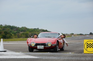 Entrants in TOYOTA 2000GT looking at measurement line to match timing in PC competition at Nankishirahama Airport Site