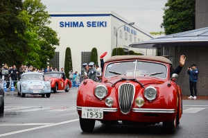 JAGUAR XK120 DROPHEAD COUPE seen off by many spectators at SHIMA SEIKI