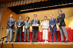 7年ぶり、2度目の優勝を手にした横田・大木チームが壇上に上がると、大きな拍手が会場を包んだ