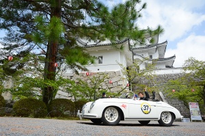スタンプをもらい伊賀上野城を後にする PORSCHE 356 SPEEDSTER