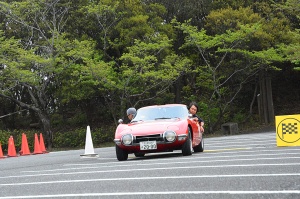 Entrant in TOYOTA 2000GT looking at measurement line to match timing
