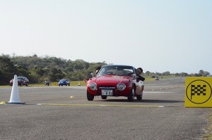 Entrant in TOYOTA SPORTS 800 looking at measurement line to match timing in PC competition at Nankishirahama Airport Site