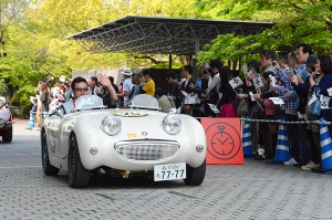 AUSTIN HEALEY SPRITE seen off by many spectators at SHIMA SEIKI