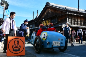 BUGATTI T37 receives stamp and Akafuku in front of Akafuku Main Store in Okage Yokocho