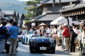 TRIUMPH TR 2 receives cheers from crowd at Okage Yokocho