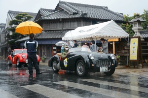 おかげ横丁の赤福本店前でスタンプを受ける TRIUMPH TR3