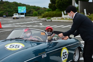 PORSCHE 356A SPEEDSTER receives stamp at Toba Observation deck